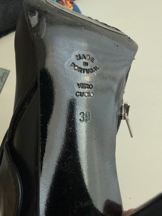 Botins em pele pretos