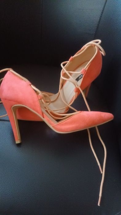 Szpilki wiązane koralowe