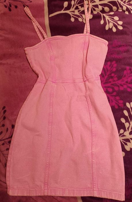 Jasnoróżowa dżinsowa sukienka