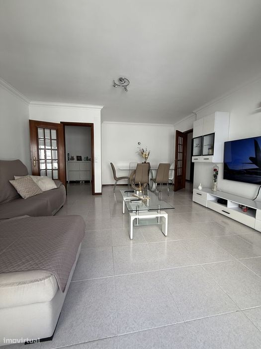 ***OPORTUNIDADE Apartamento T3 Remodelado com 2 WCS  em Rio Mouro ***