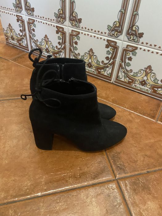 Botas pretas de senhora