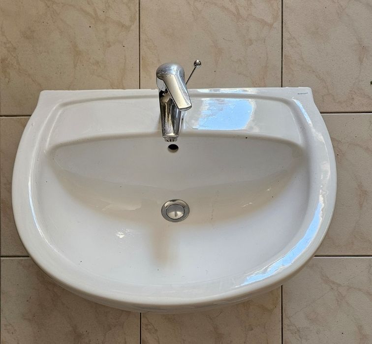 Lavatório com torneira misturad