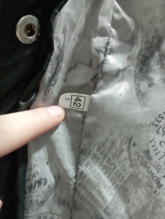 Чорна легка куртка