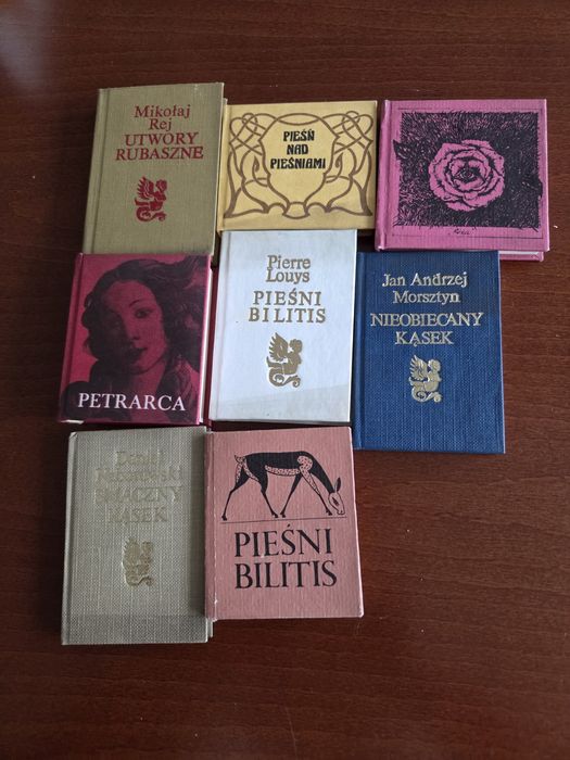 Kolekcja 41  miniaturowych książek z lat 80-tych XX w