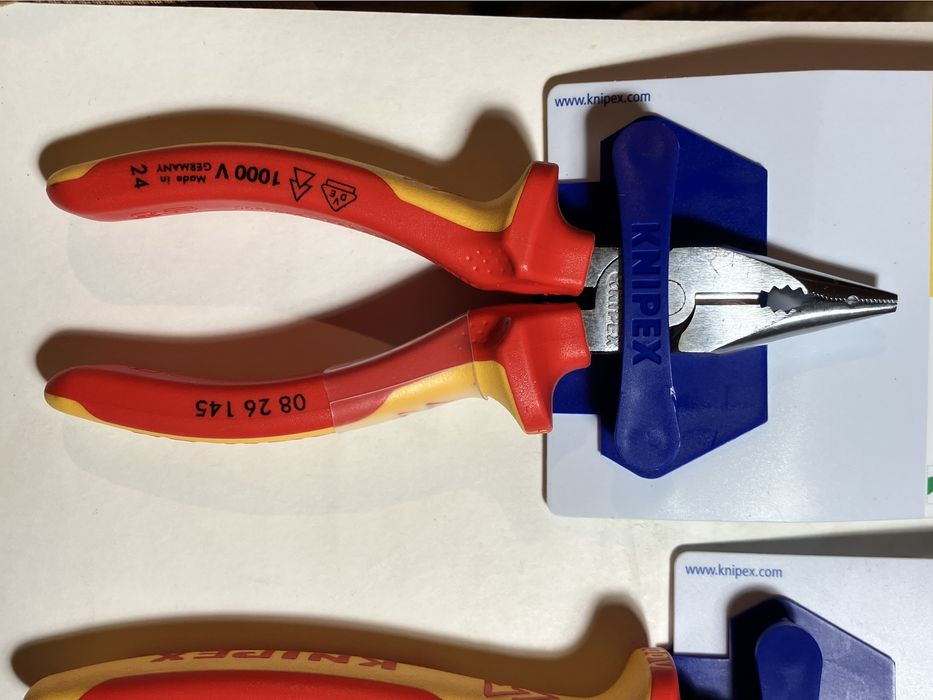 2 alicates isolados Knipex
