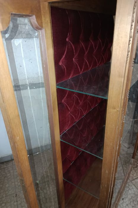 Vendo Armário 2 portas laterais interior em veludo bom estado 60€