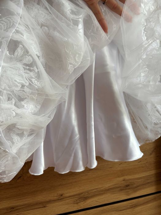 Biała krótka suknia ślubna koronkowa na ramiączkach szyta na miarę