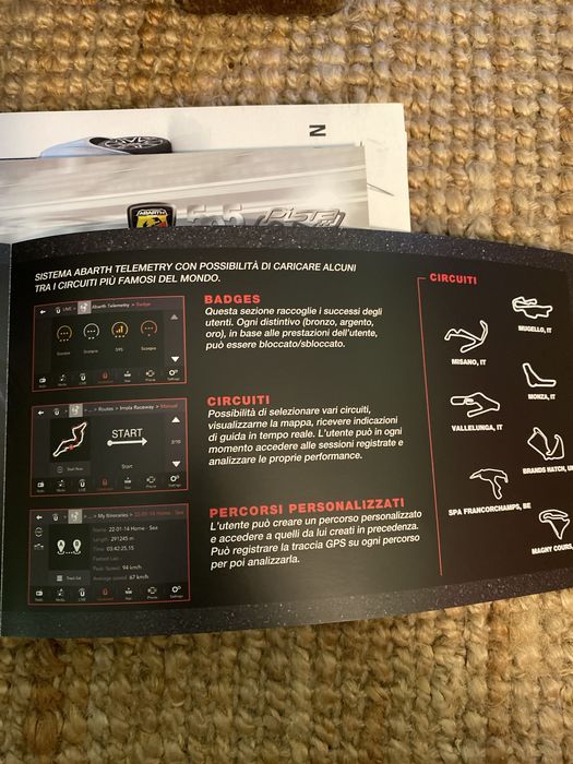 Catálogo italiano Abarth 595 Pista série especial 2017. Fiat