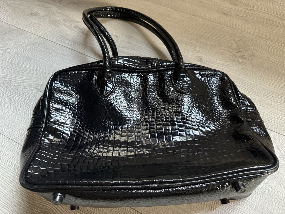 Czarna lakierowana torebka