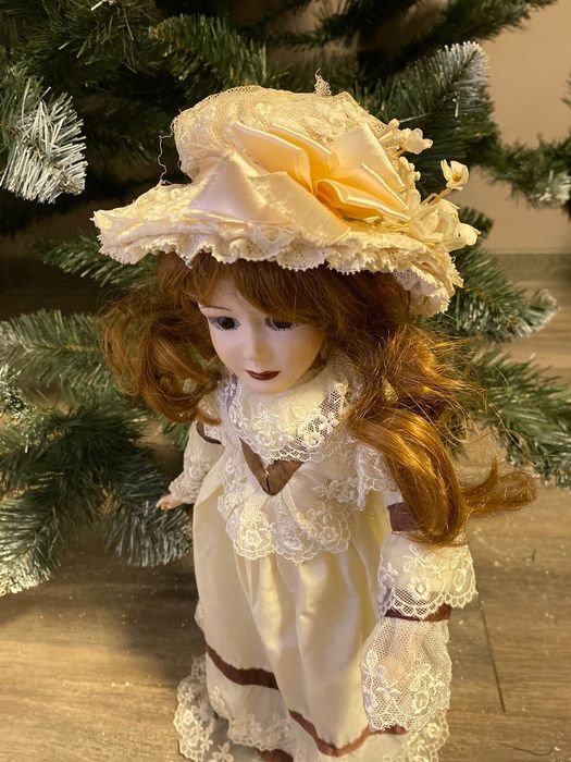 Фарфорова лялька зі змінними капелюшками.