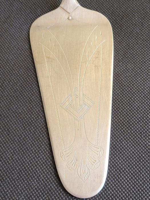 Posrebrzana ozdobna łyżka do ciasta tortu.