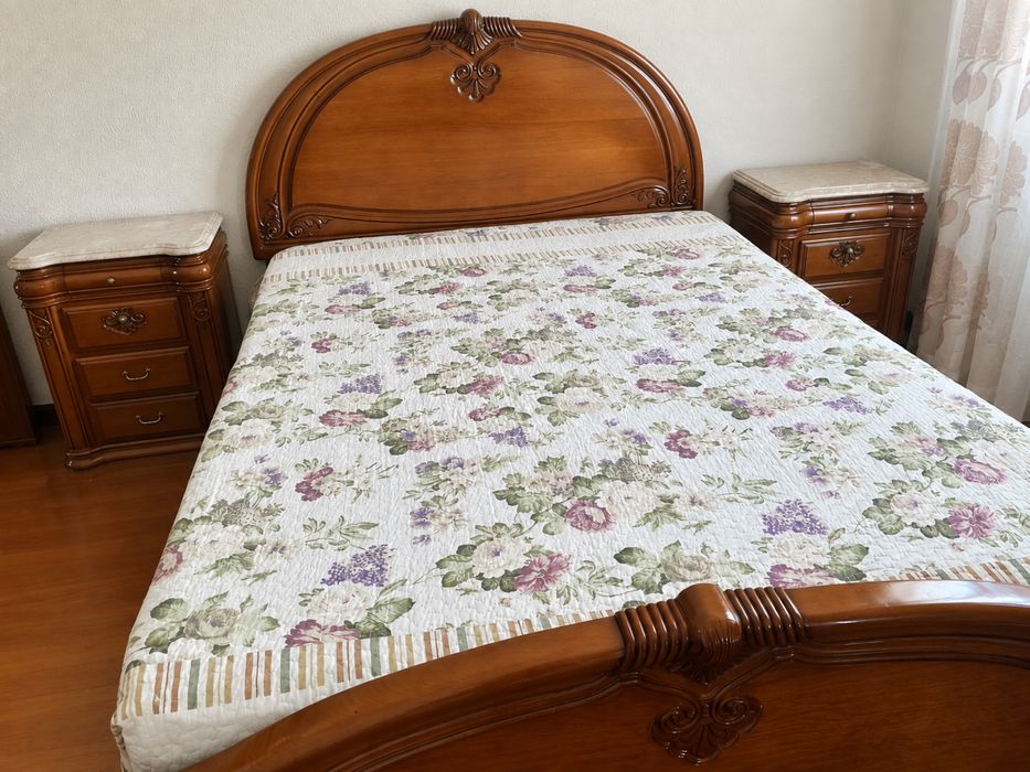 Mobília de Quarto em Madeira Maciça