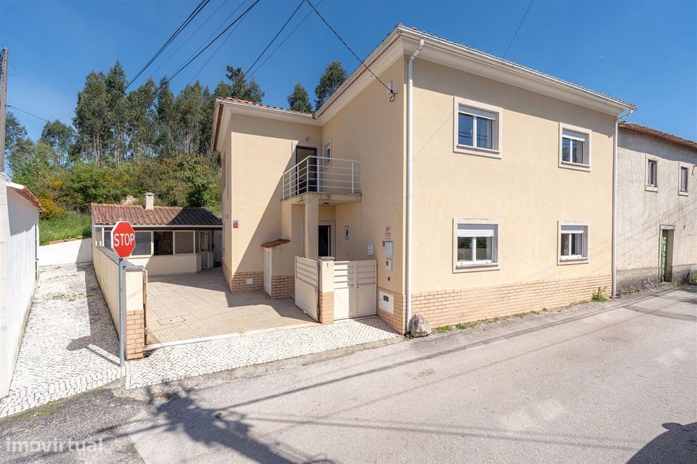 Moradia Geminada T4 Pronta a Habitar com Espaço Exterior e Churrasquei