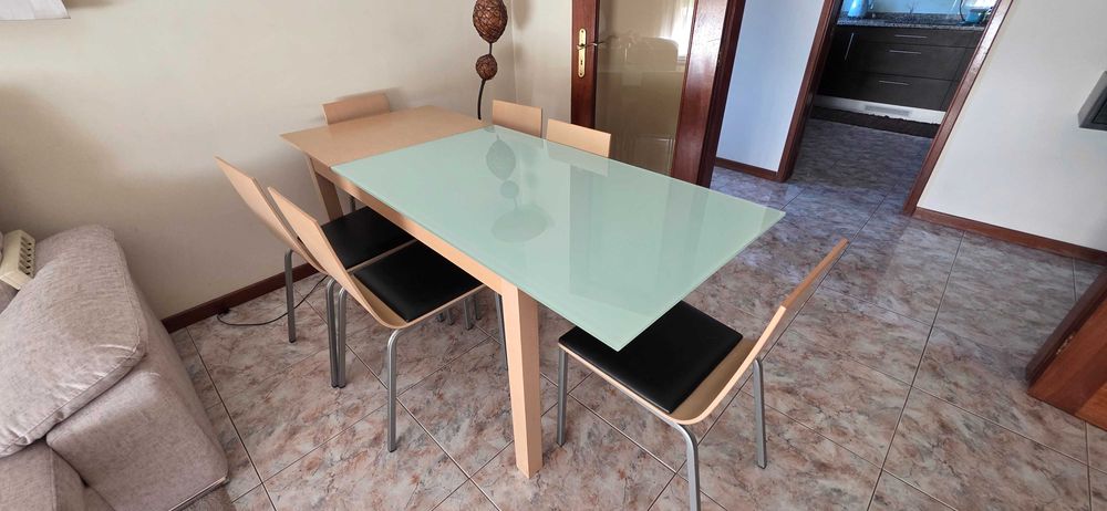 Vendo mesa de jantar com 6 cadeiras