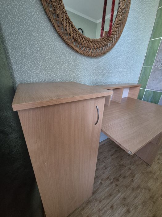 Письмовий стіл з тумбою