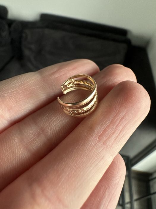 Kolczyk nausznica w kolorze złotym