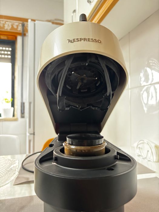 Maquina de café nespresso vertuo ( como nova )