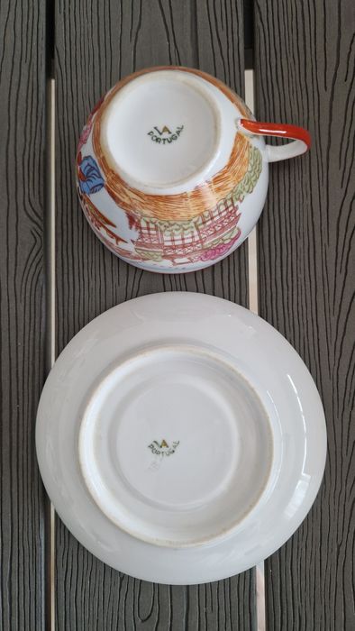 Chávenas e pires da marca Vista Alegre Portugal, coleção oriental