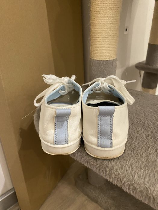 Białe buty trampki z elementami błękitu