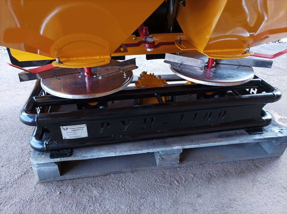 Розкидач добрив РУН-1100