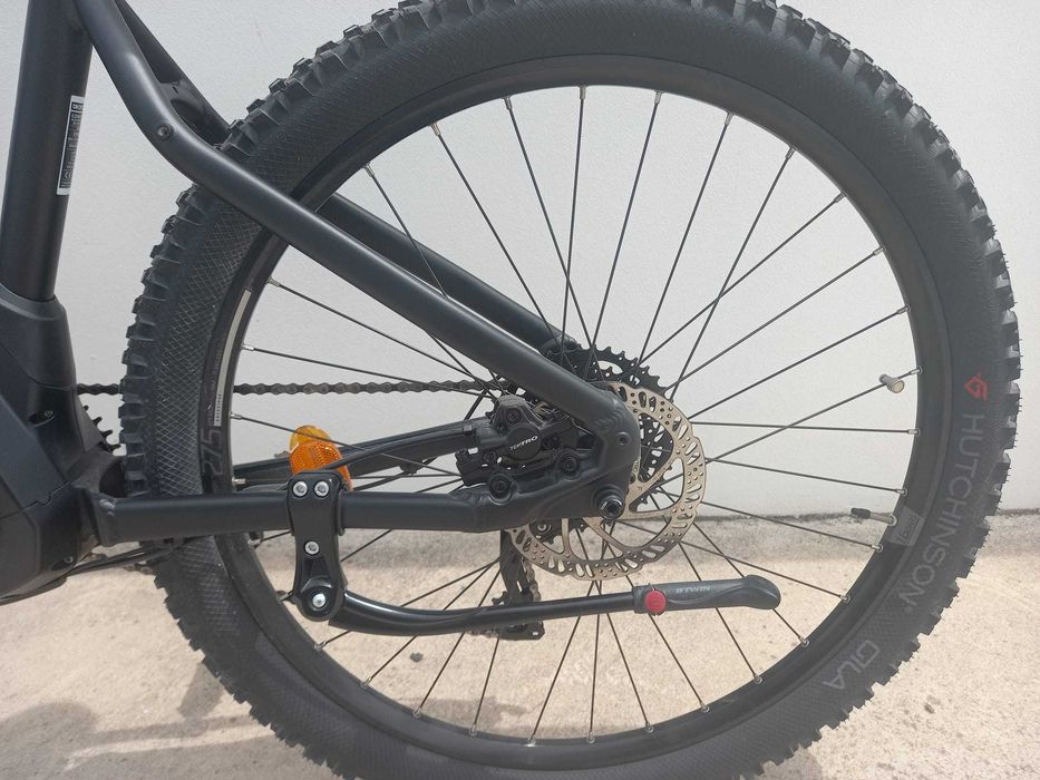 Bicicleta de montanha elética nova.