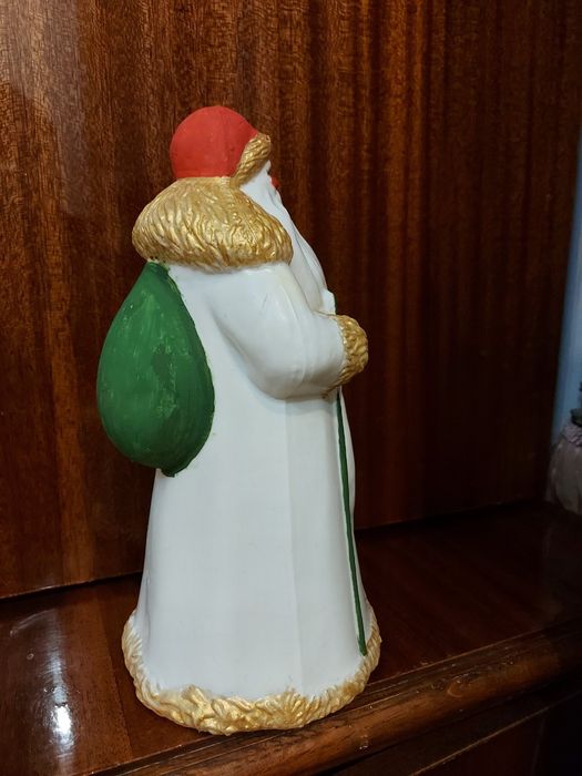 Дед мороз и снегурка под ёлку.