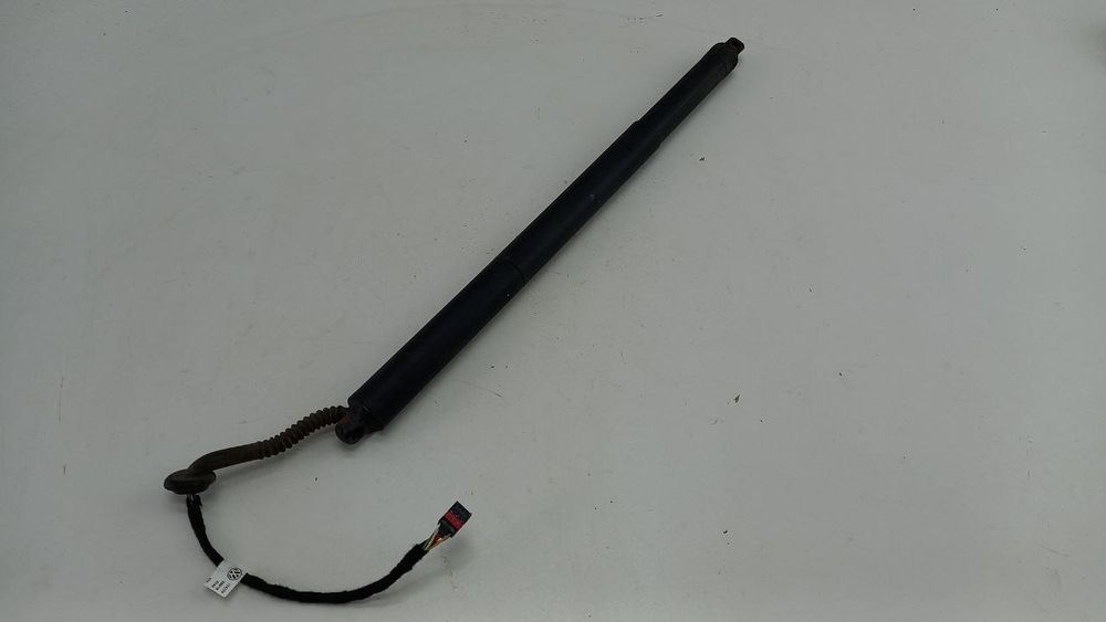 Амортизатор крышки багажника Volkswagen Passat B8 3G9827851B