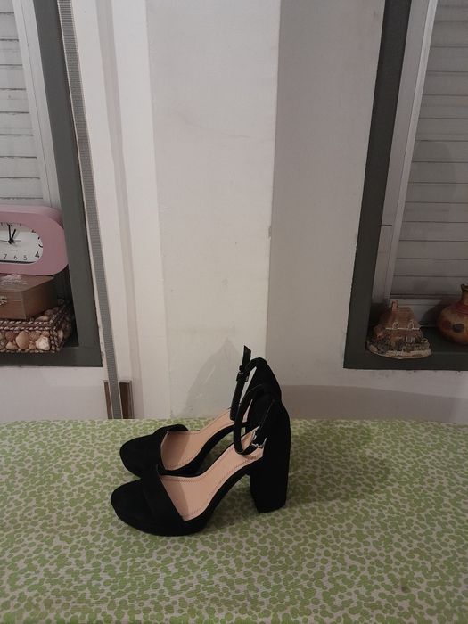 Vendo Sandálias de Senhora PULL&BEAR muito bonitas como novas