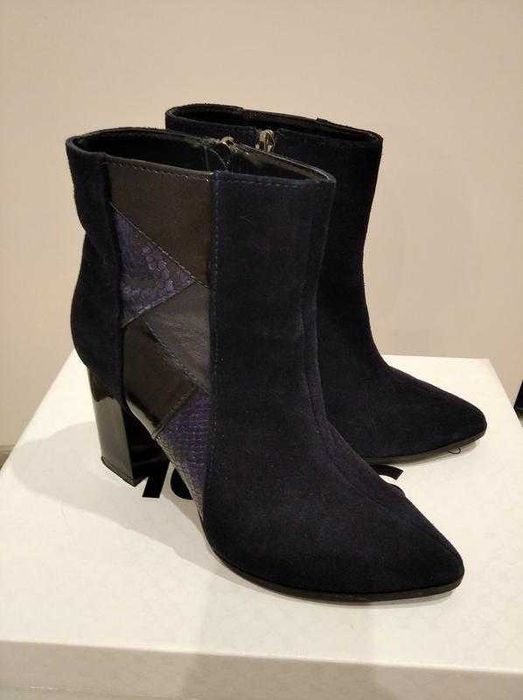 Ботинки замшевые на каблуке ботильоны