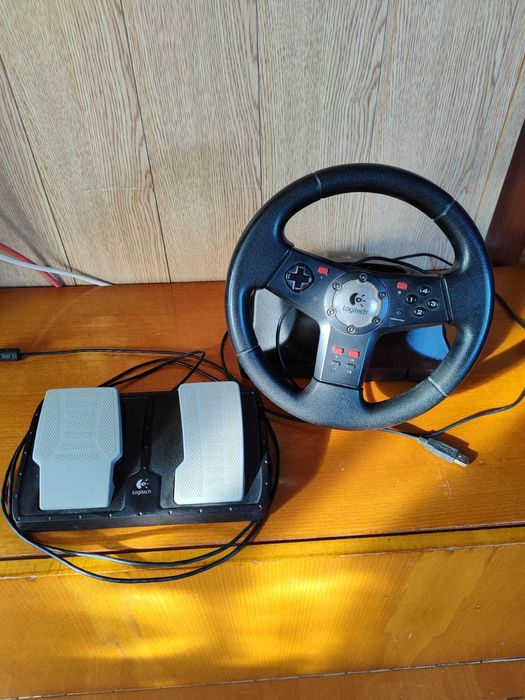 Ігрове кермо Logitech.