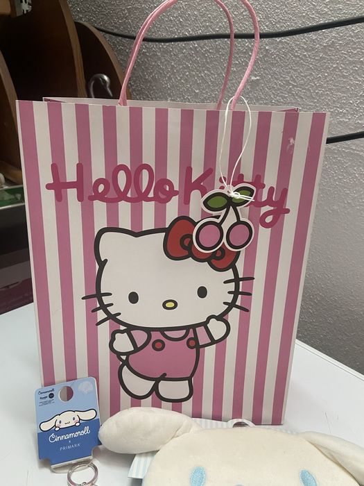 Um saco um tapa plho e um pota chave da hello kitty