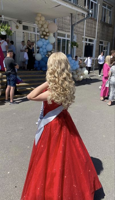 Плаття червоне на випуск