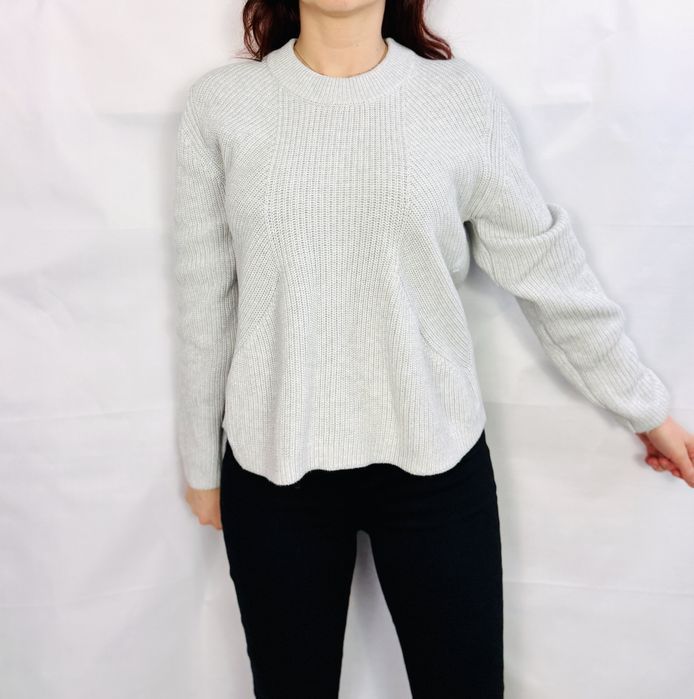 Jasnoszary sweter z falującym dołem M 38