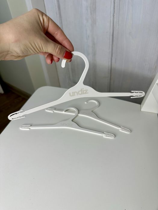 Plastikowe wieszaki Undiz komplet 3 szt. na bieliznę topy