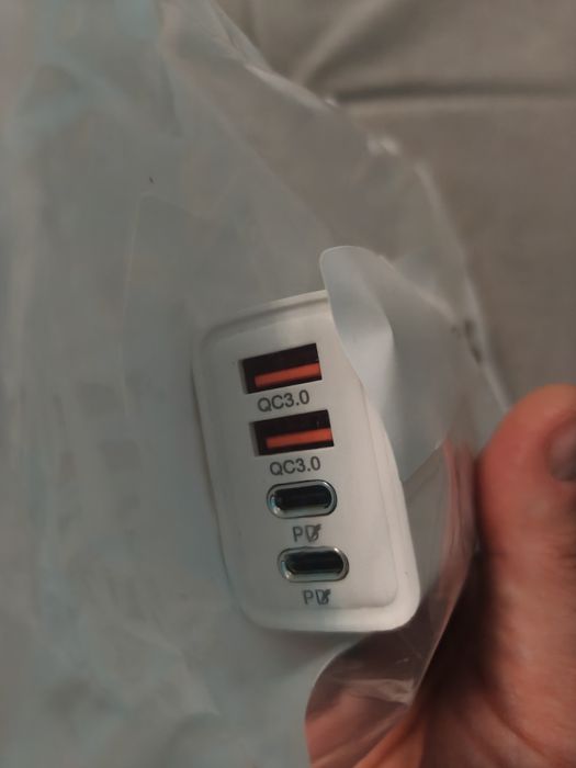 Ładowarka 120 W + Kabel 120 W 
2x wejście USB 
2x wejście PD 
+