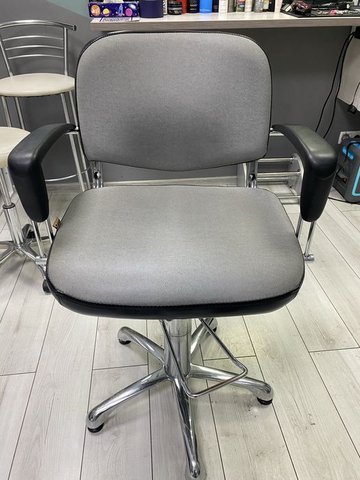 Перукарські крісла / 3 шт