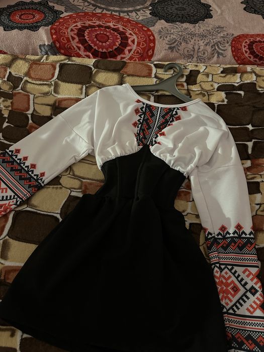Сукня з вишитим друком