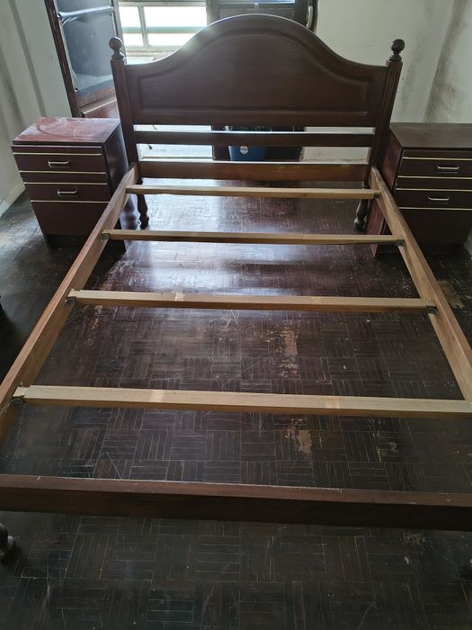 Cama  de casal com 2 mesinhas de cabeceira com estrado novo.