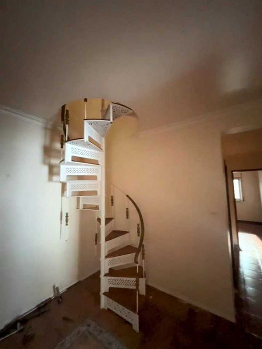 Escada caracol em ferro com capas nos degraus