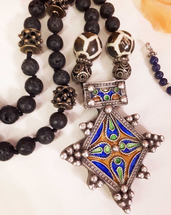 Emaliowany krzyż  berberyjski naszyjnik z Maroka