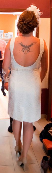 Suknia ślubna plus fascynator