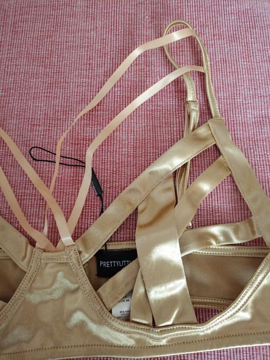 Fantazyjny biustonosz w formie paseczków.