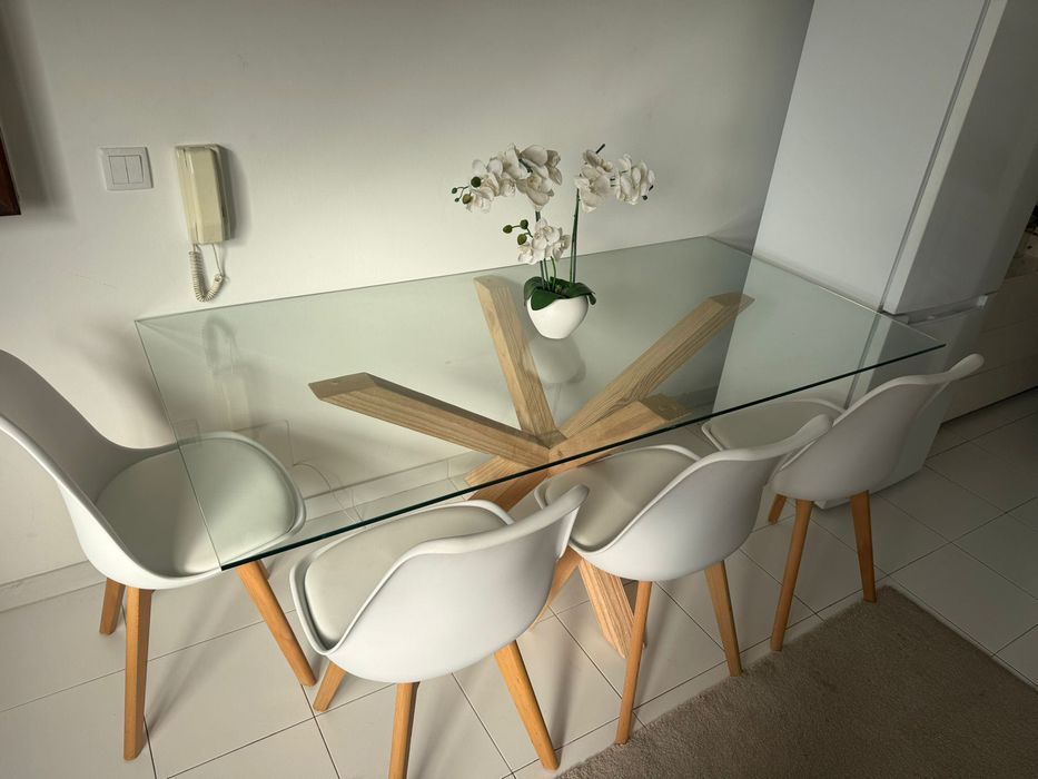 Mesa de Vidro com 4 cadeiras brancas