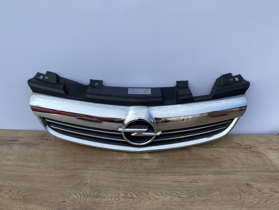 Решітка радіатора Opel Zafira B 2007-2014 Опель Зафіра Б