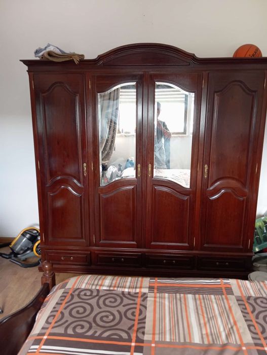 Mobilia de quarto de casal.