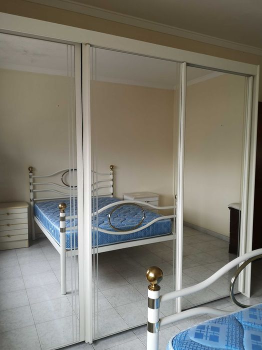 Mobília de quarto (cama e colchão. oferta mesas cabeceira)