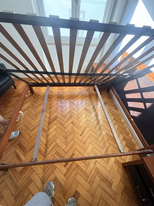 Conjunto de Quarto em Madeira semi-novo (Cama, Cómoda com Espelho, Roupeiro e 2 Mesas de Cabeceira)