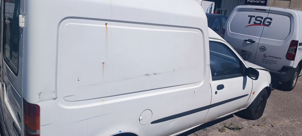 Ford Courier 1.8 para peças