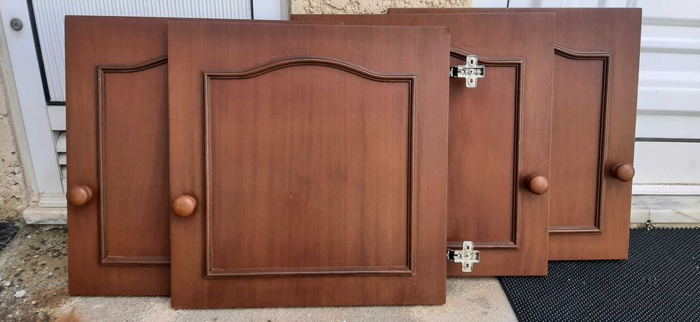 Portas para armário em madeira de cor escura, c/ puxadores e ferragens