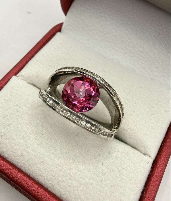 Złoty pierścionek z topazem 2,51ct i diamentami 0,13ct
